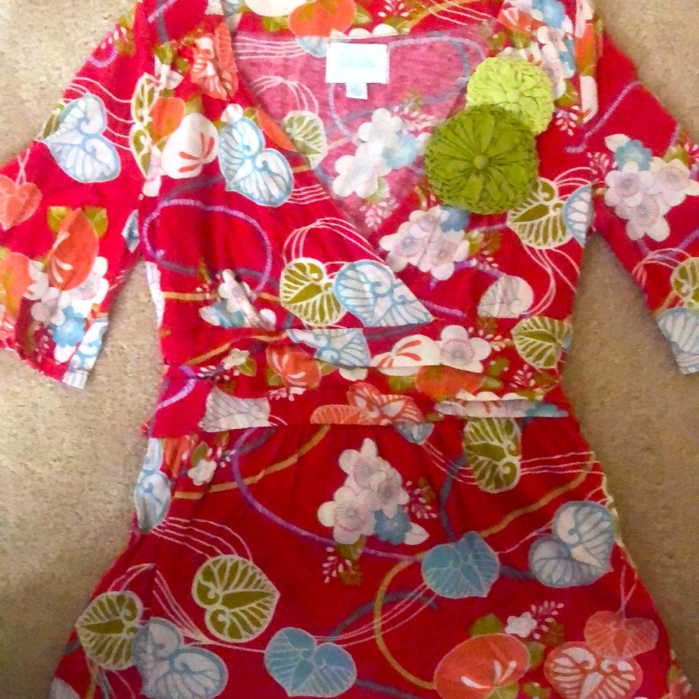 Bright floral short sleeve top w low neck line.